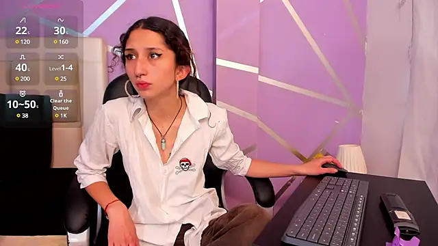 Snapshot of Queenjenn__ chatting on 02/27/25, 04:21 Queenjenn online show from 02/27/25, 04:21