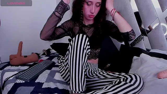 Snapshot of Queenjenn__ chatting on 03/12/25, 09:24 Queenjenn online show from 03/12/25, 09:24