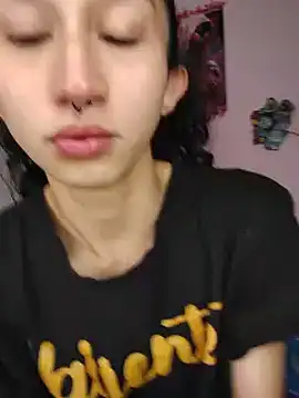 Snapshot of Queenjenn__ chatting on 06/10/26, 04:39 Queenjenn online show from 06/10/26, 04:39