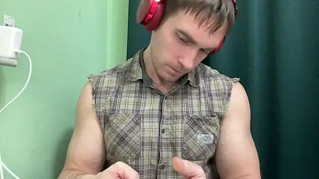 Snapshot of Mrbiceps23 chatting on 12/06/24, 08:18 Mrbiceps23 online show from 12/06/24, 08:18