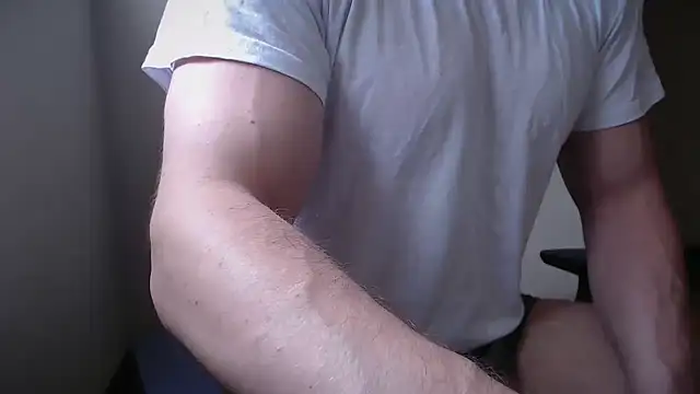 Snapshot of Mrbiceps23 chatting on 07/30/26, 11:42 Mrbiceps23 online show from 07/30/26, 11:42