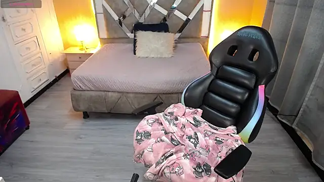 Snapshot of Kate_Laurence_ chatting on 03/11/25, 10:20 Kate Laurence online show from 03/11/25, 10:20