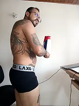 Snapshot of Nicky_smith__ chatting on 12/14/24, 04:52 Nicky smith online show from 12/14/24, 04:52