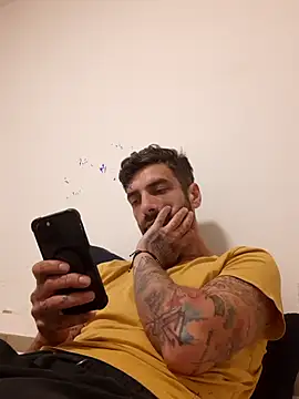 Snapshot of Italian69am chatting on 09/28/25, 07:03 Italian69am online show from 09/28/25, 07:03