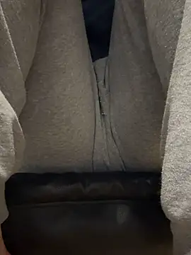 Snapshot of xxxxxrenxxxxx chatting on 12/18/25, 01:33 xxxxxrenxxxxx online show from 12/18/25, 01:33