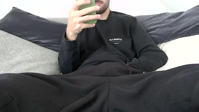 taallguyy 196 online show from 10/26/25, 10:43