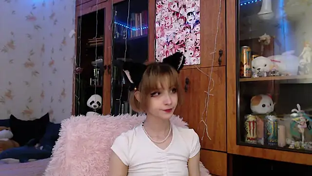 Snapshot of cloudgirrl chatting on 02/17/25, 08:26 cloudgirrl online show from 02/17/25, 08:26