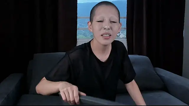 Snapshot of lnxmst chatting on 11/15/25, 09:54 lnxmst online show from 11/15/25, 09:54