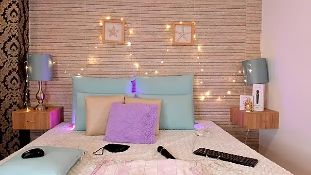 Snapshot of Catalinna_Thompson chatting on 12/17/24, 12:00 Catalinna Thompson online show from 12/17/24, 12:00