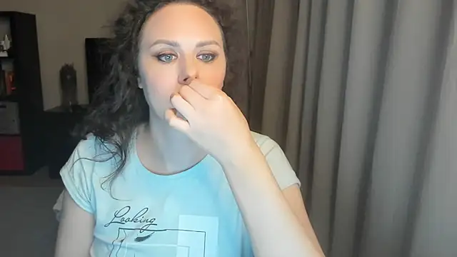 Snapshot of MollyCheiz chatting on 06/04/26, 09:43 MollyCheiz online show from 06/04/26, 09:43