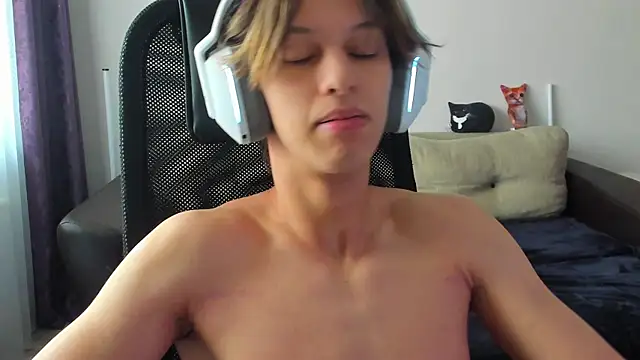 Snapshot of Ostin_meow chatting on 10/23/25, 04:01 Ostin meow online show from 10/23/25, 04:01