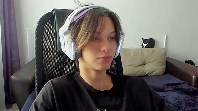 Snapshot of Ostin_meow chatting on 11/15/25, 07:27 Ostin meow online show from 11/15/25, 07:27