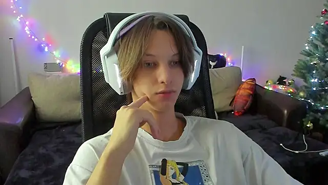 Snapshot of Ostin_meow chatting on 12/02/25, 08:30 Ostin meow online show from 12/02/25, 08:30