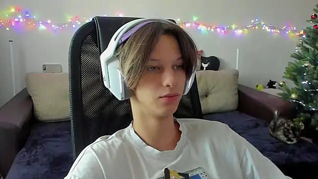 Snapshot of Ostin_meow chatting on 12/14/25, 07:47 Ostin meow online show from 12/14/25, 07:47