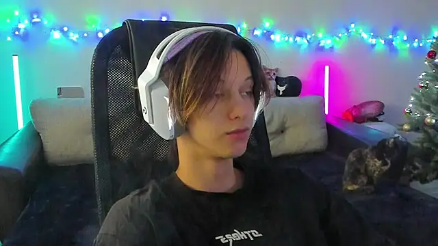 Snapshot of Ostin_meow chatting on 12/15/25, 06:39 Ostin meow online show from 12/15/25, 06:39