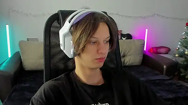 Snapshot of Ostin_meow chatting on 12/17/25, 06:30 Ostin meow online show from 12/17/25, 06:30