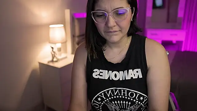 Snapshot of Camilaa_bueno chatting on 12/15/24, 01:24 Camilaa bueno online show from 12/15/24, 01:24