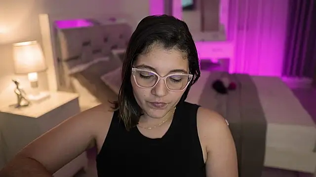 Snapshot of Camilaa_bueno chatting on 12/30/24, 01:48 Camilaa bueno online show from 12/30/24, 01:48