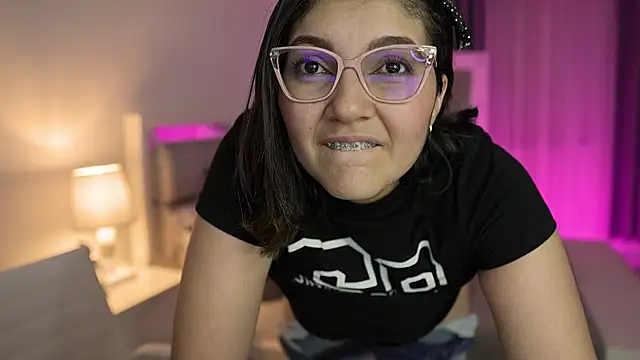 Snapshot of Camilaa_bueno chatting on 01/12/25, 12:49 Camilaa bueno online show from 01/12/25, 12:49