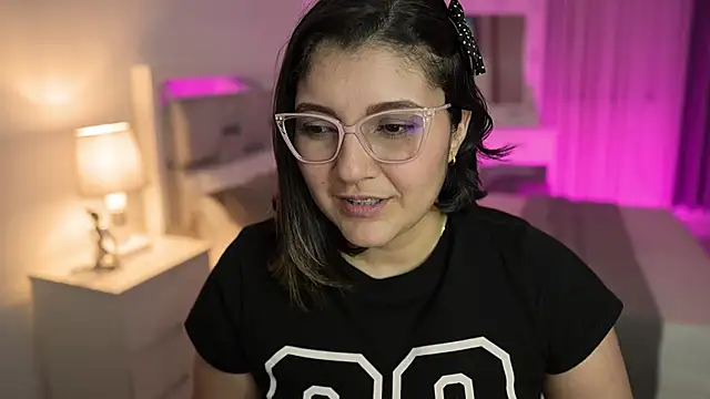 Snapshot of Camilaa_bueno chatting on 01/12/25, 04:00 Camilaa bueno online show from 01/12/25, 04:00