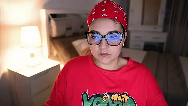 Snapshot of Camilaa_bueno chatting on 10/17/25, 02:37 Camilaa bueno online show from 10/17/25, 02:37