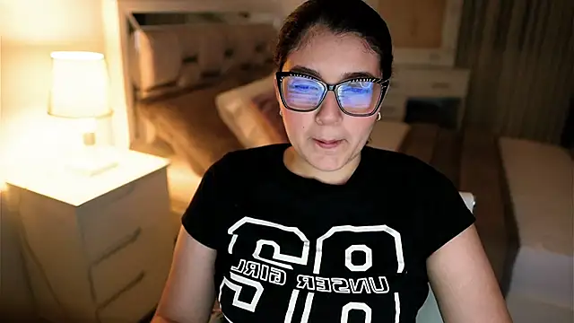 Snapshot of Camilaa_bueno chatting on 10/19/25, 11:49 Camilaa bueno online show from 10/19/25, 11:49