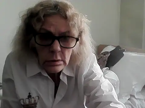 housewife shantie online show from 03/18/26, 01:14