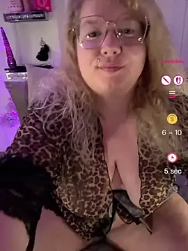 Snapshot of CurvyAnonymousGirl89 chatting on 06/23/26, 10:19 CurvyAnonymousGirl89 online show from 06/23/26, 10:19