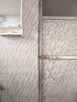 Snapshot of surabhi09 chatting on 11/21/25, 02:10 surabhi09 online show from 11/21/25, 02:10