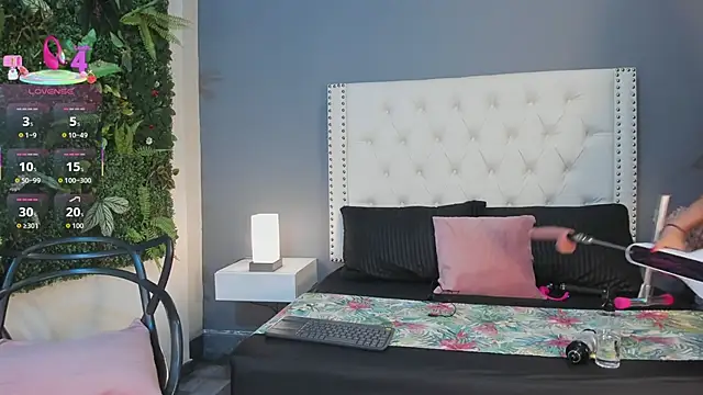 Snapshot of Julia_Martinez_ chatting on 11/28/25, 11:35 Julia Martinez online show from 11/28/25, 11:35