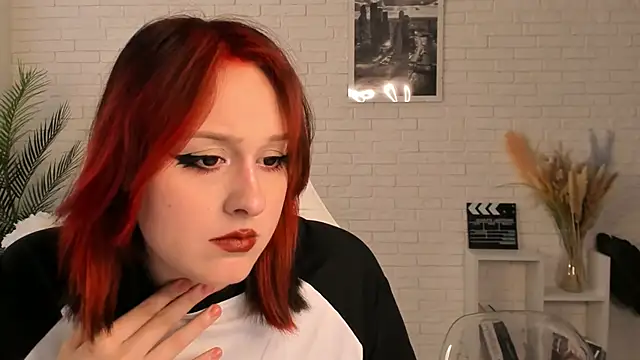 Snapshot of EdlaHatter chatting on 12/04/24, 06:44 EdlaHatter online show from 12/04/24, 06:44