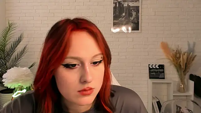 Snapshot of EdlaHatter chatting on 12/04/24, 09:51 EdlaHatter online show from 12/04/24, 09:51