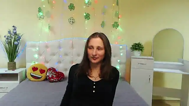 Snapshot of MichelLeee chatting on 03/21/25, 12:17 MichelLeee online show from 03/21/25, 12:17
