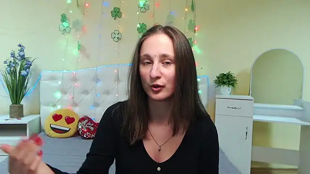 Snapshot of MichelLeee chatting on 03/21/25, 03:24 MichelLeee online show from 03/21/25, 03:24