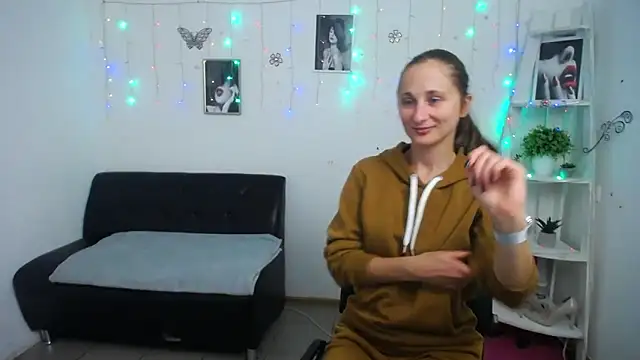 Snapshot of MichelLeee chatting on 09/26/25, 11:14 MichelLeee online show from 09/26/25, 11:14
