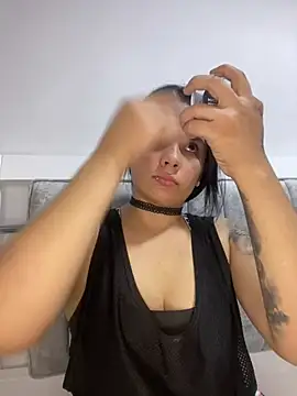 Snapshot of Leyna_Kenet chatting on 01/22/25, 01:31 Leyna Kenet online show from 01/22/25, 01:31