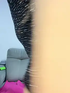 Snapshot of Leyna_Kenet chatting on 02/16/25, 04:42 Leyna Kenet online show from 02/16/25, 04:42