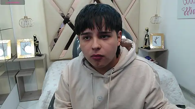 Snapshot of AndrewPherson chatting on 12/30/24, 01:14 AndrewPherson online show from 12/30/24, 01:14