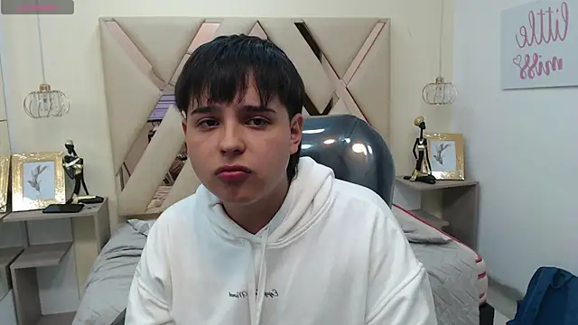 Snapshot of AndrewPherson chatting on 01/13/25, 02:11 AndrewPherson online show from 01/13/25, 02:11