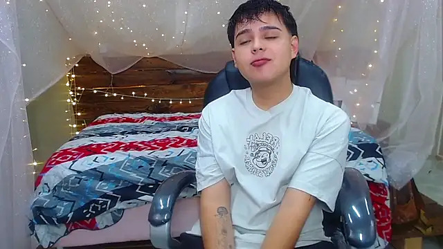 Snapshot of AndrewPherson chatting on 03/07/25, 12:23 AndrewPherson online show from 03/07/25, 12:23