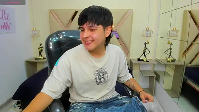 Snapshot of AndrewPherson chatting on 04/12/26, 12:32 AndrewPherson online show from 04/12/26, 12:32