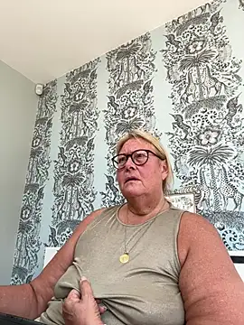 MoistCurveyChanel online show from 07/17/26, 10:44