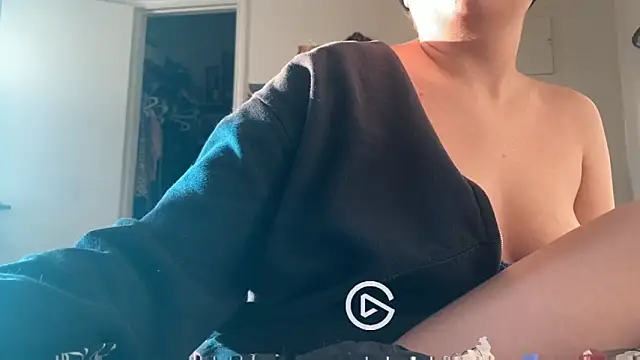 Snapshot of livcutebaby chatting on 12/18/24, 10:57 livcutebaby online show from 12/18/24, 10:57