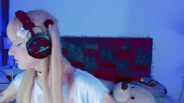 Snapshot of Kirmyy_ chatting on 11/02/25, 08:44 Kirmyy online show from 11/02/25, 08:44