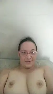 Snapshot of nicolle_milf1978 chatting on 11/30/25, 01:04 nicolle milf1978 online show from 11/30/25, 01:04