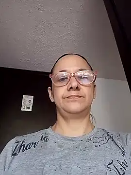 Snapshot of nicolle_milf1978 chatting on 04/27/26, 01:31 nicolle milf1978 online show from 04/27/26, 01:31