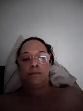 Snapshot of nicolle_milf1978 chatting on 05/21/26, 12:23 nicolle milf1978 online show from 05/21/26, 12:23