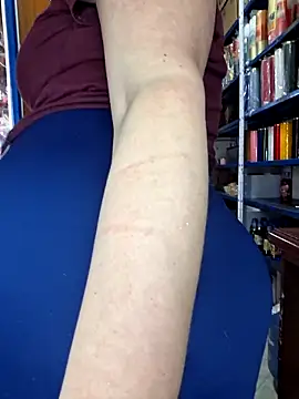 Snapshot of nidia2026 chatting on 10/28/25, 04:20 nidia2026 online show from 10/28/25, 04:20