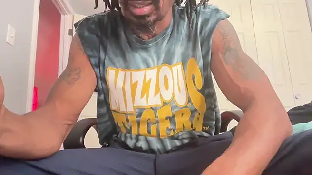 Snapshot of skarfosbabes69 chatting on 12/14/25, 02:44 skarfosbabes69 online show from 12/14/25, 02:44