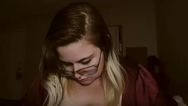 Snapshot of HoneyBear19 chatting on 12/23/24, 03:40 HoneyBear19 online show from 12/23/24, 03:40